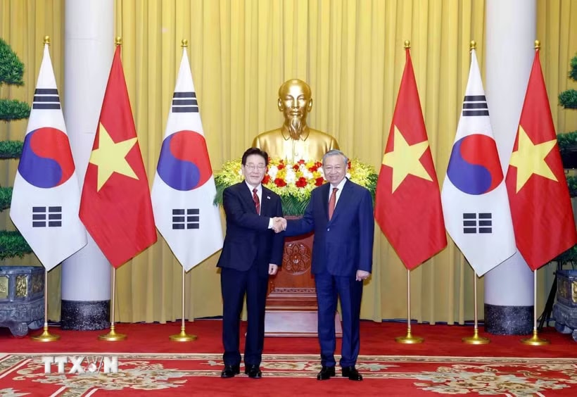 Tổng Bí thư, Chủ tịch nước Tô Lâm và Tổng thống Hàn Quốc Lee Jae Myung chụp ảnh chung. (Ảnh: Thống Nhất/TTXVN)
