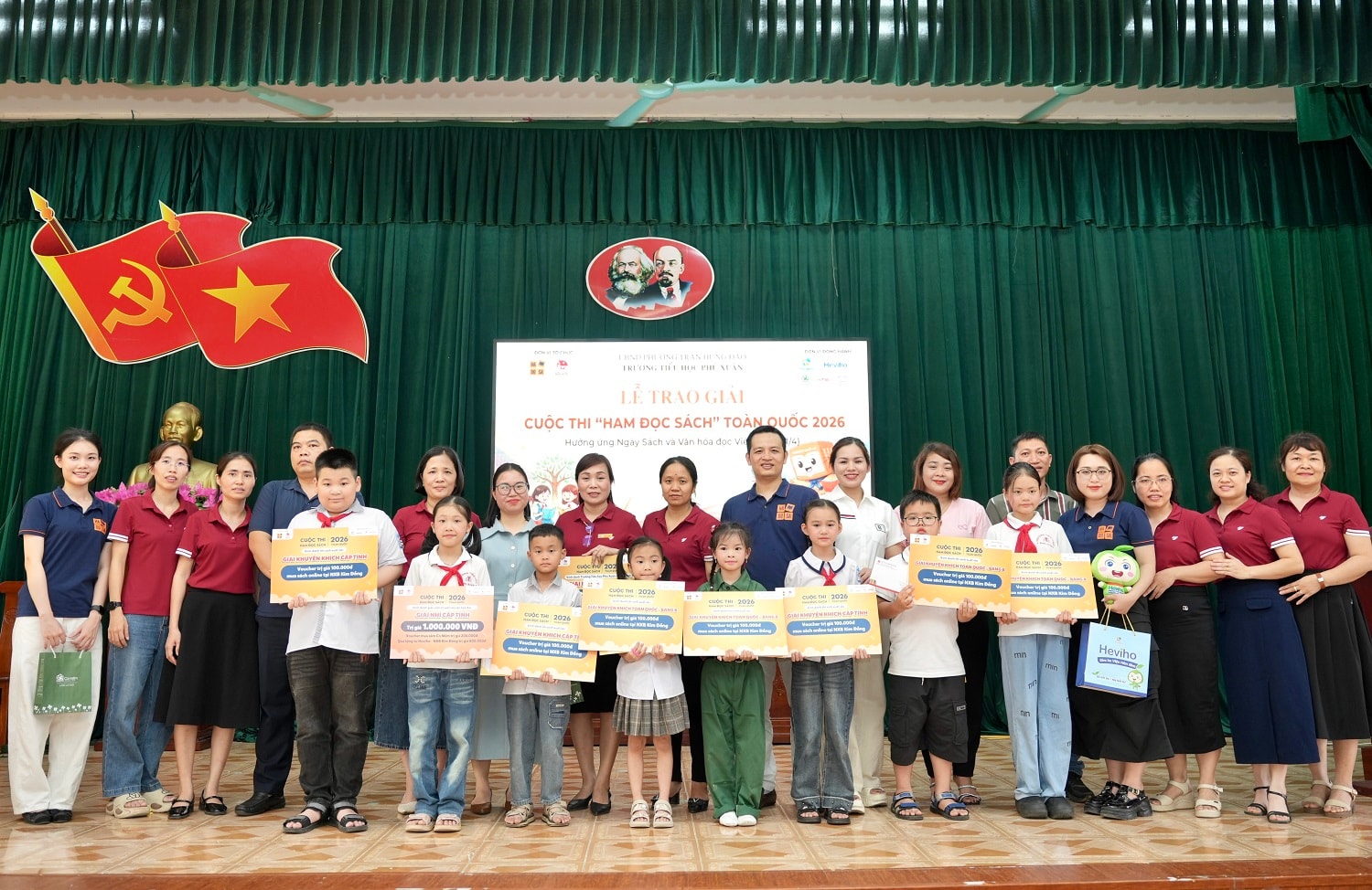 Đại diện Ban Giám hiệu, học sinh Trường Tiểu học Phú Xuân – Hưng Yên nhận giải thưởng cuộc thi Ham Đọc Sách 2026.