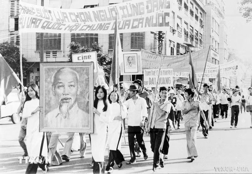 Nhân dân thành phố Hồ Chí Minh míttinh diễu hành chào mừng Ngày bầu cử Quốc hội thống nhất (25/4/1976). (Ảnh: Kim Sơn/TTXVN)