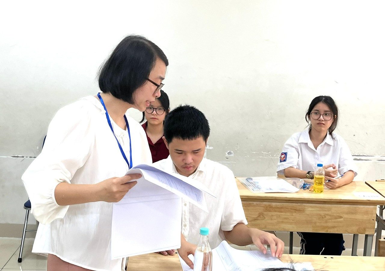 thi-10-2025-phat-giay-thi.jpg