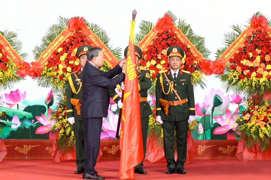 tong-bi-thu-chu-tich-nuoc-to-lam-trao-danh-hieu-anh-hung-luc-luong-vu-trang-nhan-dan-tang-quan-khu-5-bo-quoc-phong-.-anh-qdnd.vn.jpg