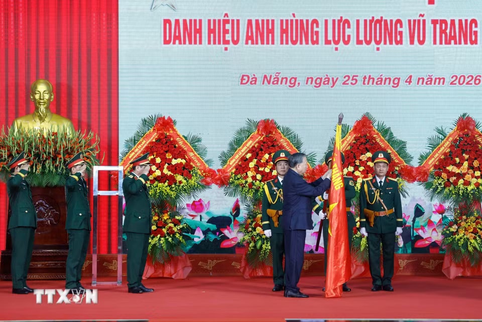 Tổng Bí thư, Chủ tịch nước Tô Lâm, Bí thư Quân ủy Trung ương, trao Danh hiệu Anh hùng Lực lượng vũ trang Nhân dân tặng Quân khu 5, Bộ Quốc phòng. (Ảnh: Thống Nhất/TTXVN)
