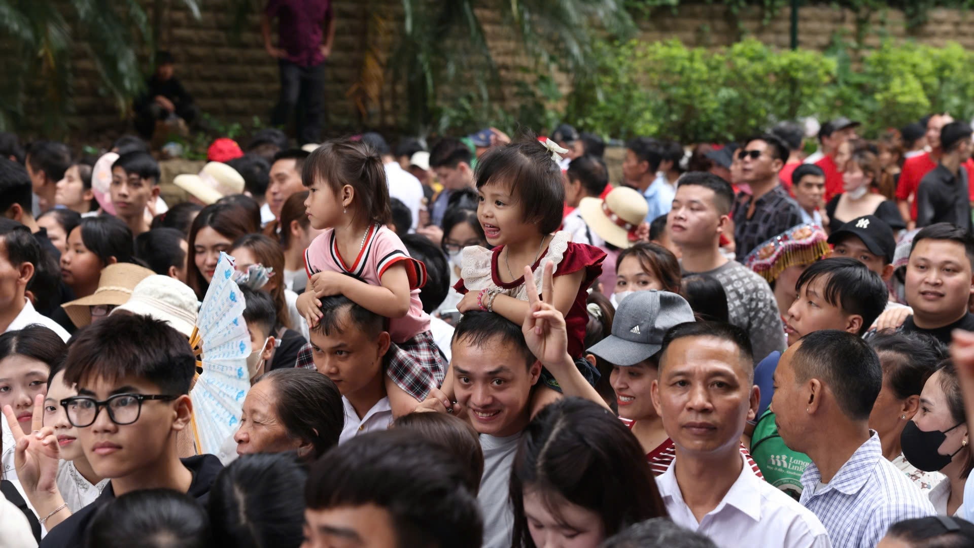 Người dân lên núi Nghĩa Lĩnh dâng hương. Ảnh: Hoàng Đức