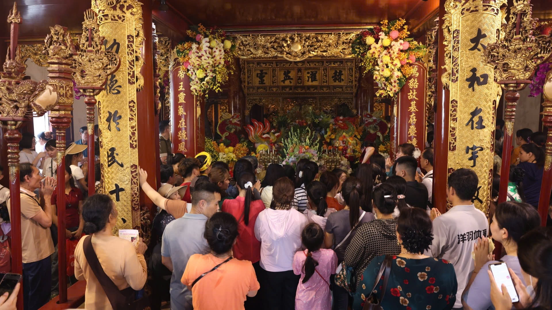 Người dân lên núi Nghĩa Lĩnh dâng hương. Ảnh: Hoàng Đức