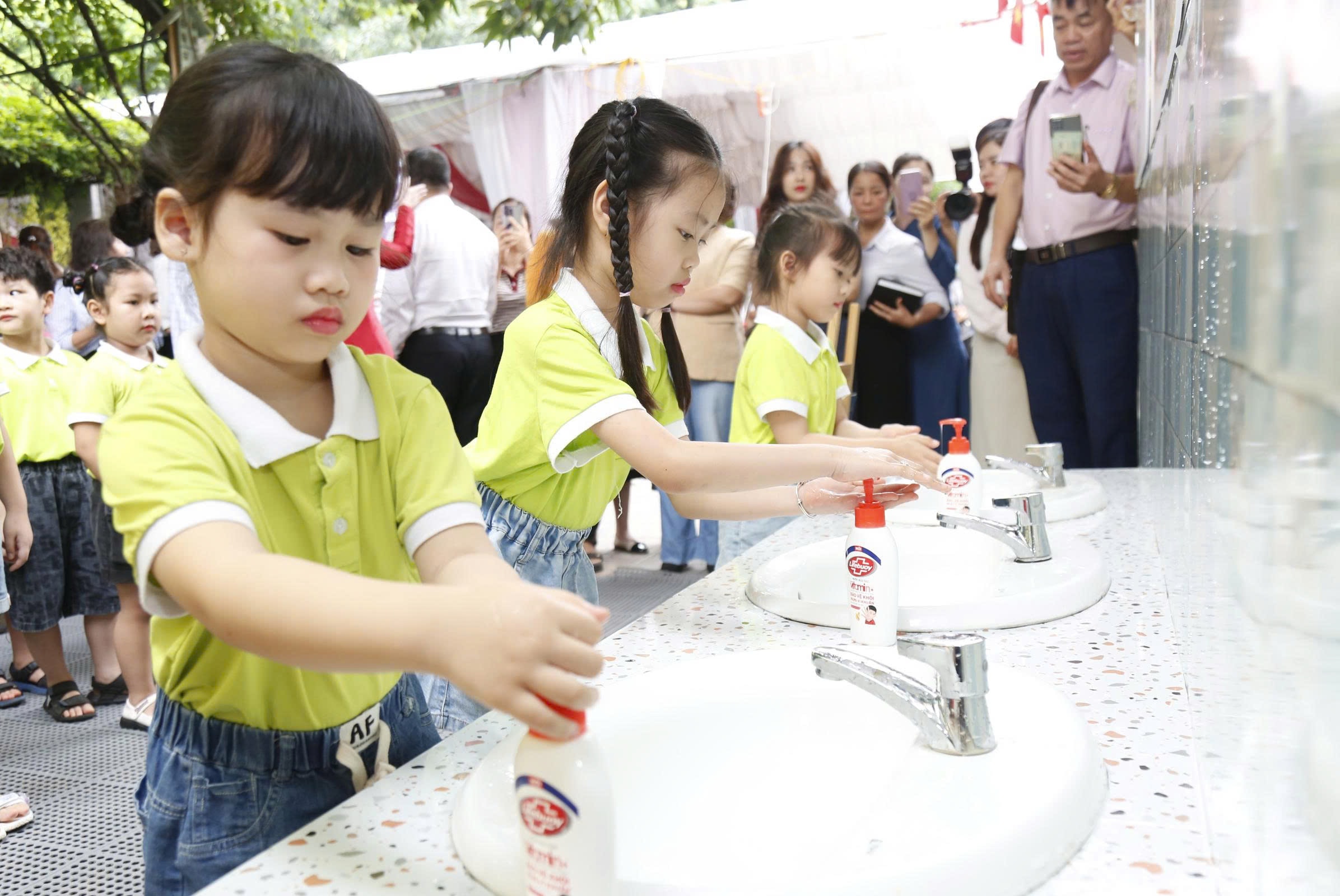 cac-be-truong-mam-non-ngo-thi-nham-phuong-ha-dong-rua-tay-de-phong-dich-benh-tay-chan-mieng.-anh-mai-trang.jpg
