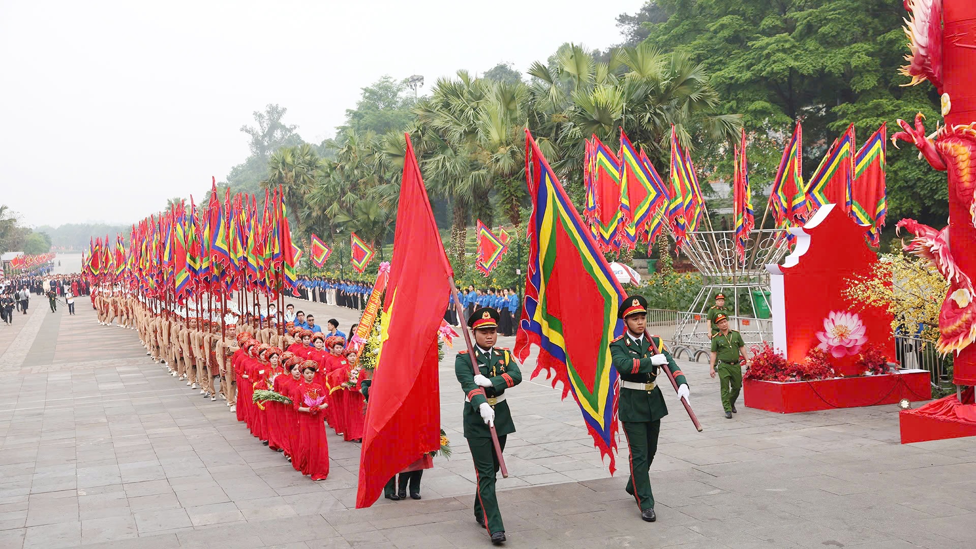 doan-nghi-le-khoi-hanh-len-nui-nghia-linh-noi-tho-tu-cac-vua-hung-tai-khu-di-tich-lich-su-den-hung-thanh-pho-viet-tri-sang-26-4.-anh-hoang-duc.jpg