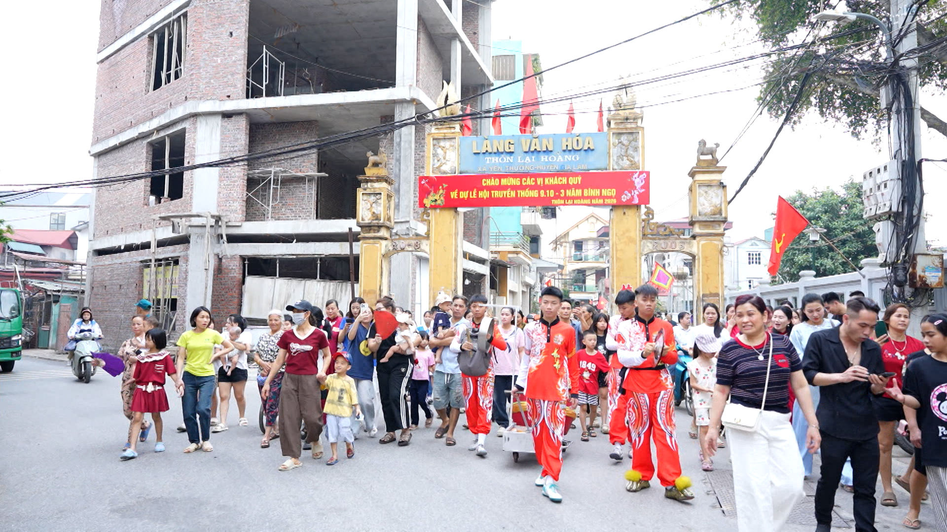 Người dân rộn ràng đi trảy hội. An