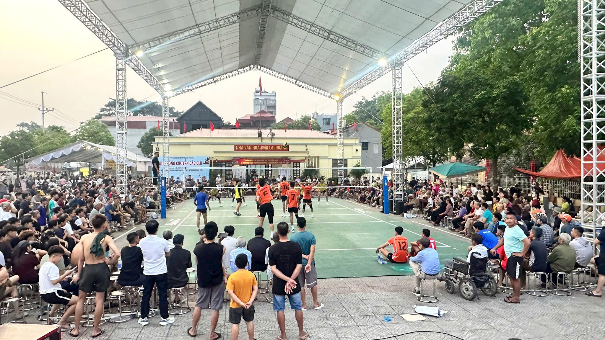 Các trò chơi, thi đấu thể thao được tổ chức, tạo không khí phấn khởi cho người dân. Ảnh: PV