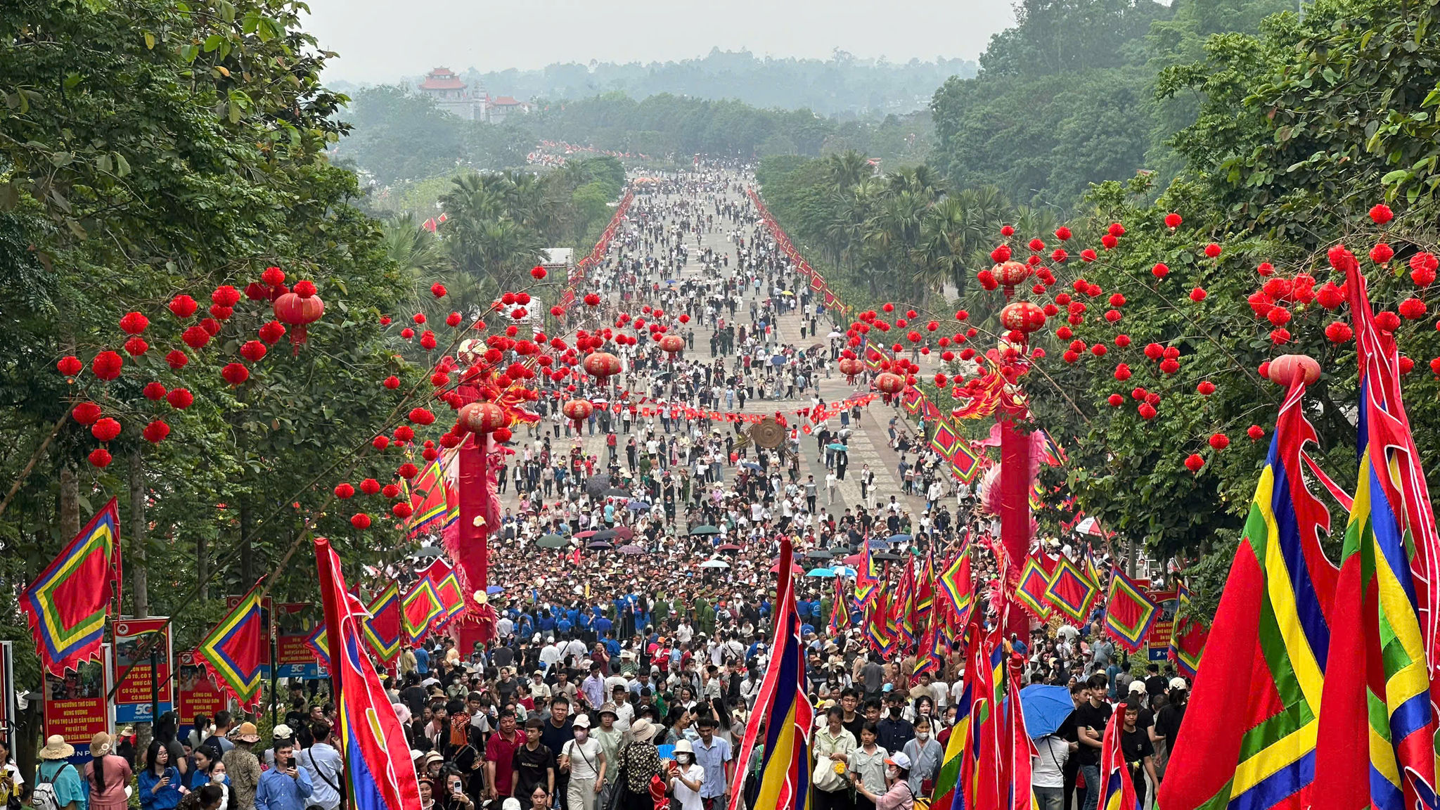 Hàng vạn người dân dâng hương tai. Ảnh: Hoàng Đức