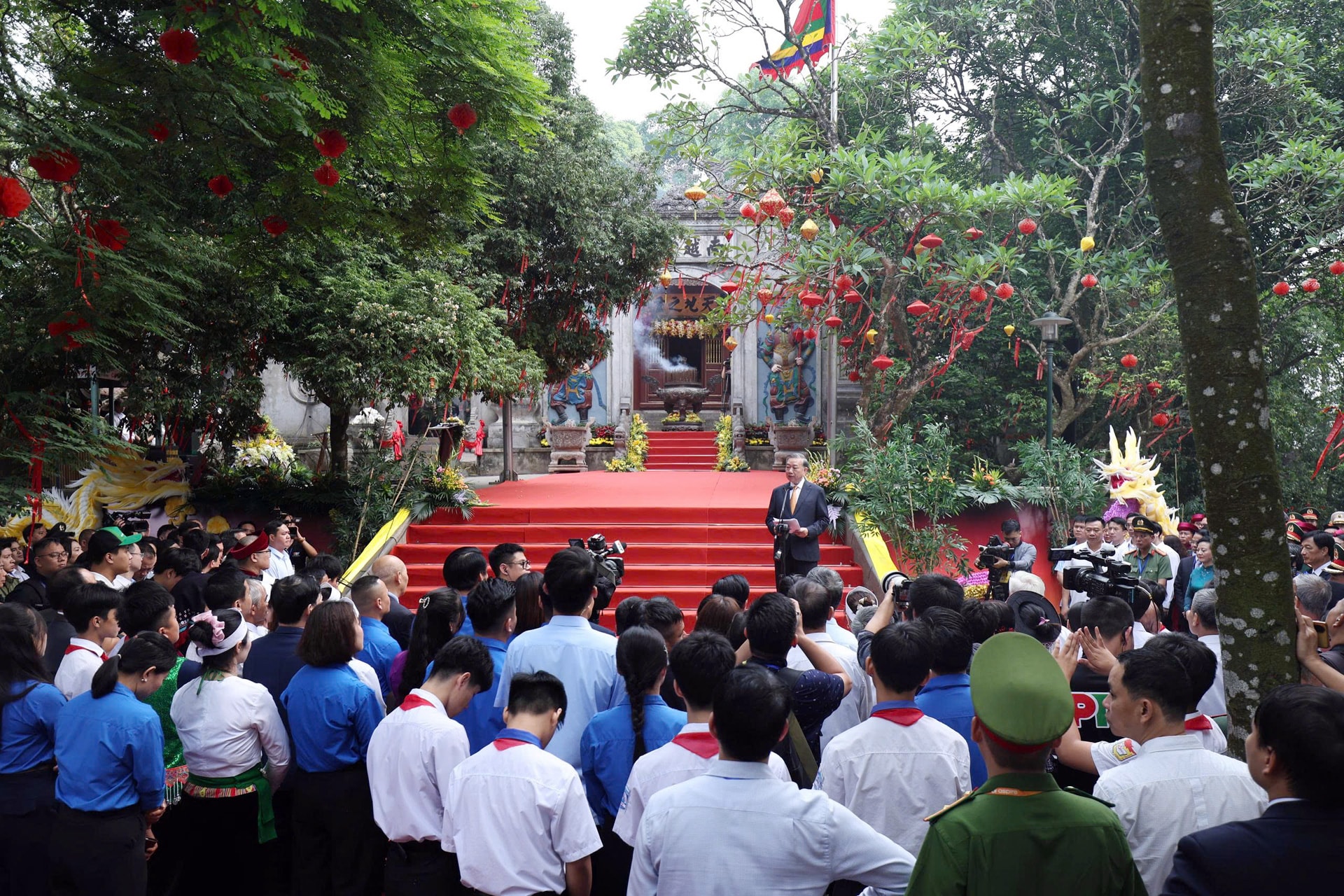 Tổng Bí thư, Chủ tịch nước Tô Lâm nói chuyện thân mật với bà con nhân dân tham dự lễ dâng hương các Vua Hùng. Ảnh: BTC