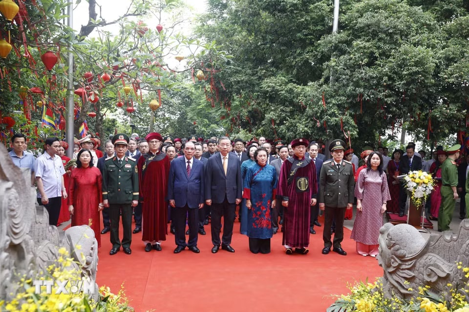 Tổng Bí thư, Chủ tịch nước Tô Lâm và các đại biểu thực hiện nghi lễ tại Đền Thượng. (Ảnh: Thống Nhất/TTXVN)