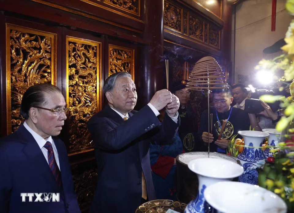 Tổng Bí thư, Chủ tịch nước Tô Lâm dâng hương trong Thượng Cung tại Đền Thượng. (Ảnh: Thống Nhất/TTXVN)