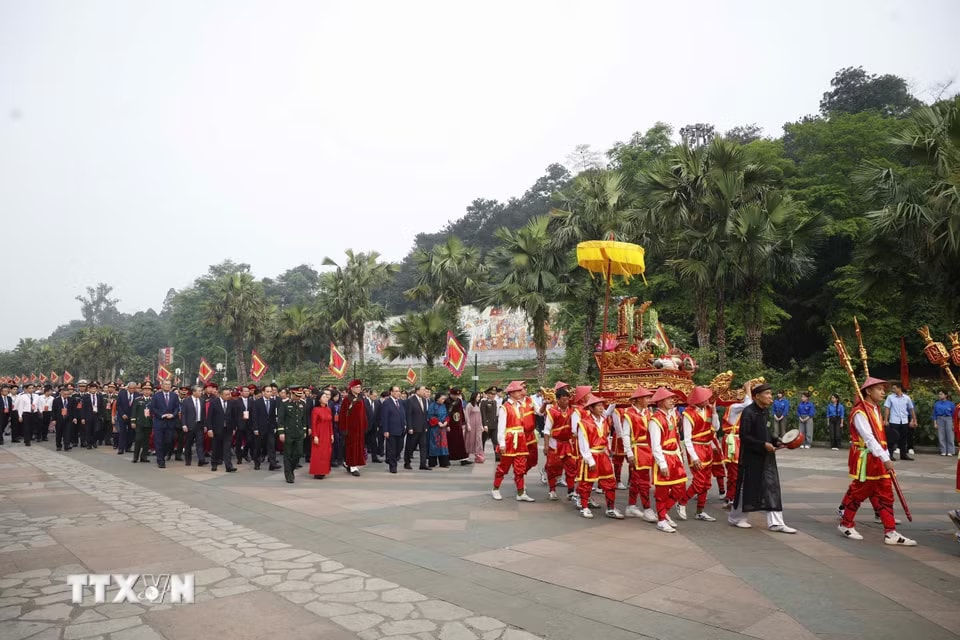 Tổng Bí thư, Chủ tịch nước Tô Lâm cùng các đồng chí lãnh đạo, nguyên lãnh đạo Đảng nhà nước khởi hành lên núi Nghĩa Lĩnh để dâng hương tưởng niệm các Vua Hùng. (Ảnh: Thống Nhất/TTXVN)