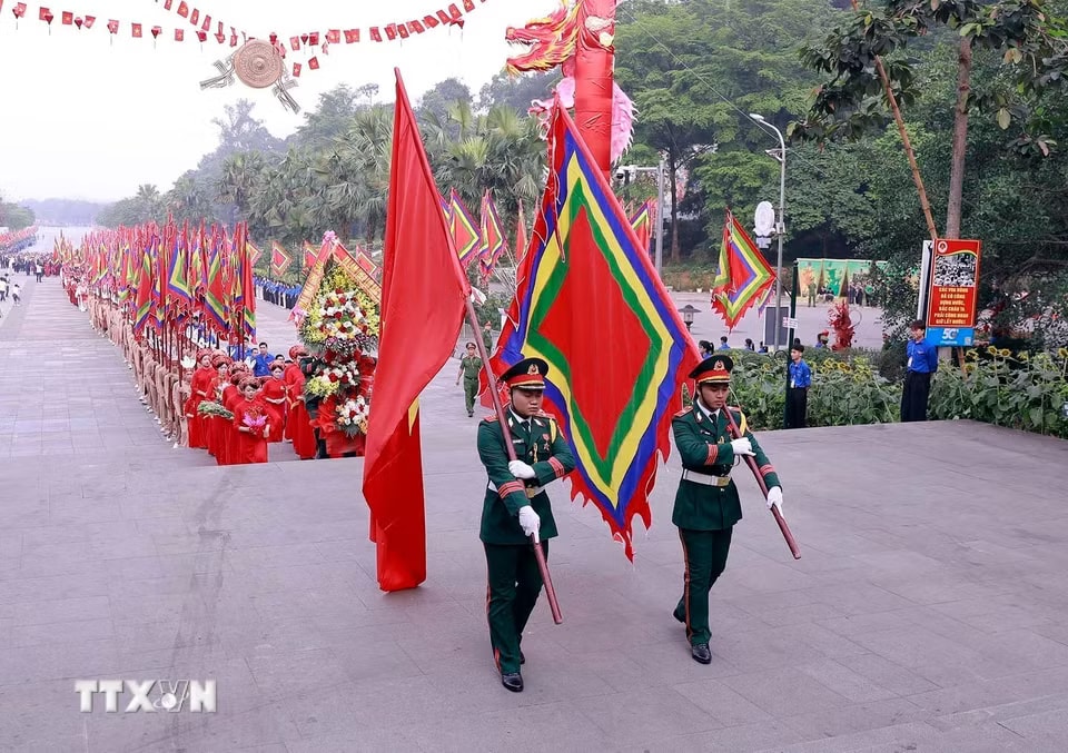 Đoàn nghi lễ khởi hành lên núi Nghĩa Lĩnh, nơi thờ tự các Vua Hùng. (Ảnh: Hoàng Hùng/TTXVN)
