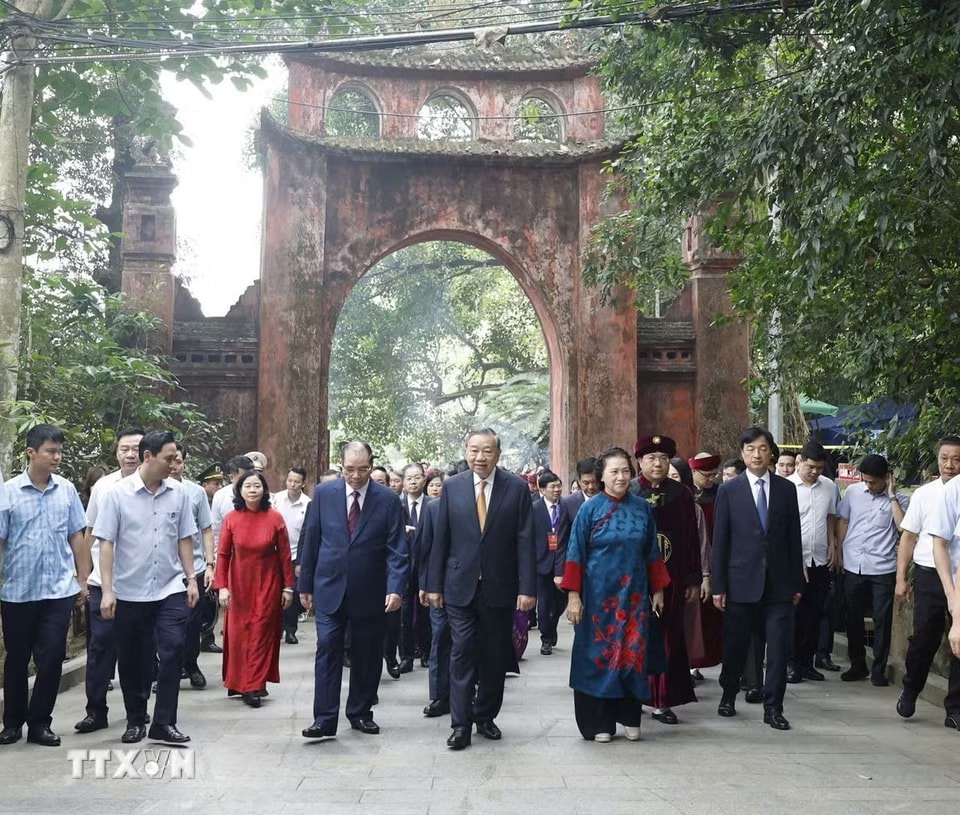 Tổng Bí thư, Chủ tịch nước Tô Lâm cùng các đồng chí lãnh đạo, nguyên lãnh đạo Đảng nhà nước khởi hành lên núi Nghĩa Lĩnh để dâng hương tưởng niệm các Vua Hùng. (Ảnh: Thống Nhất/TTXVN)