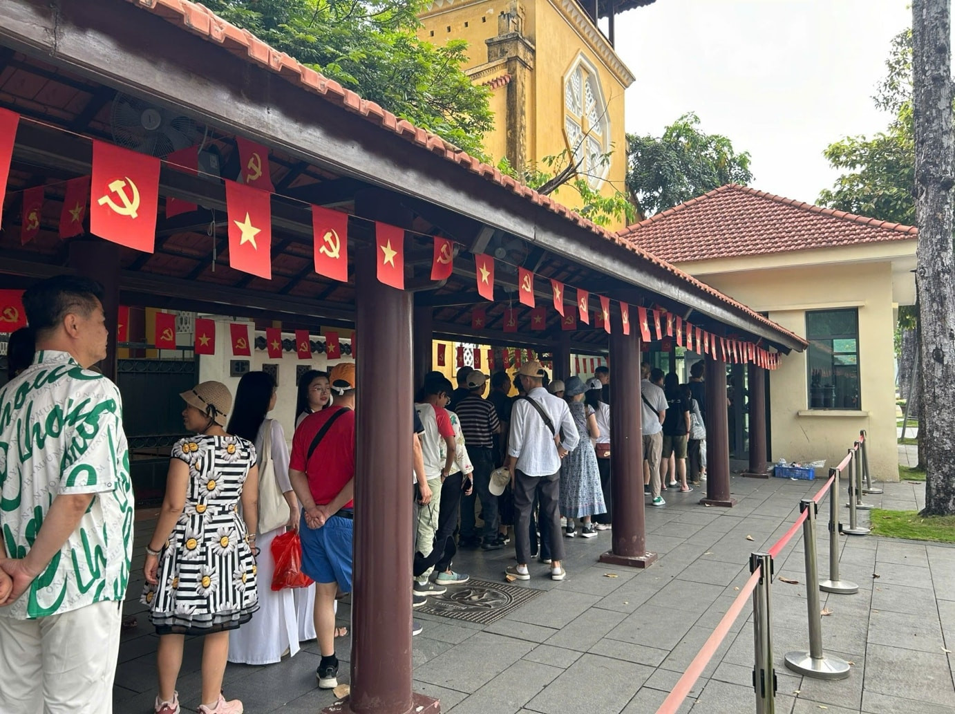 [Podcast] Tin tức ngày 26-4: Hà Nội dịp Giỗ Tổ: Di tích đông khách, trải nghiệm an toàn và trật tự
