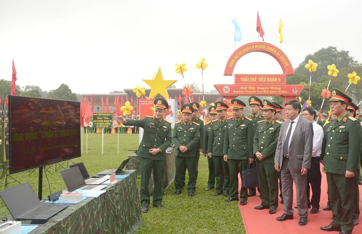 cac-dong-chi-lanh-dao-thanh-pho-ha-noi-va-bo-tu-lenh-thu-do-ha-noi-tham-quan-sang-kien-chien-si-thong-thai-cua-tieu-doan-6-trung-doan-692-su-doan-301-.-anh-huu-thu.jpg