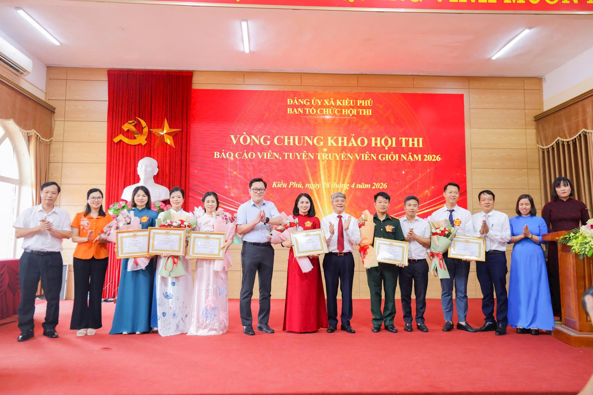 Ban Tổ chức trao trao Giấy khen chúc mừng cho các báo cáo viên xuất sắc tại xã Kiều Phú, Thành phố Hà Nội. Ảnh: Đức Hùng