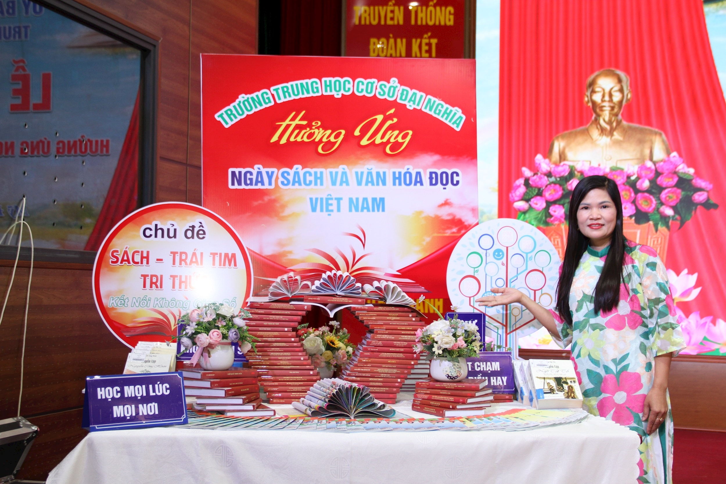 Góc trưng bày sách của Trường THCS Đại Nghĩa tại ngày Sách và Văn hóa đọc Việt Nam năm 2026 xã Mỹ Đức. Ảnh: VB