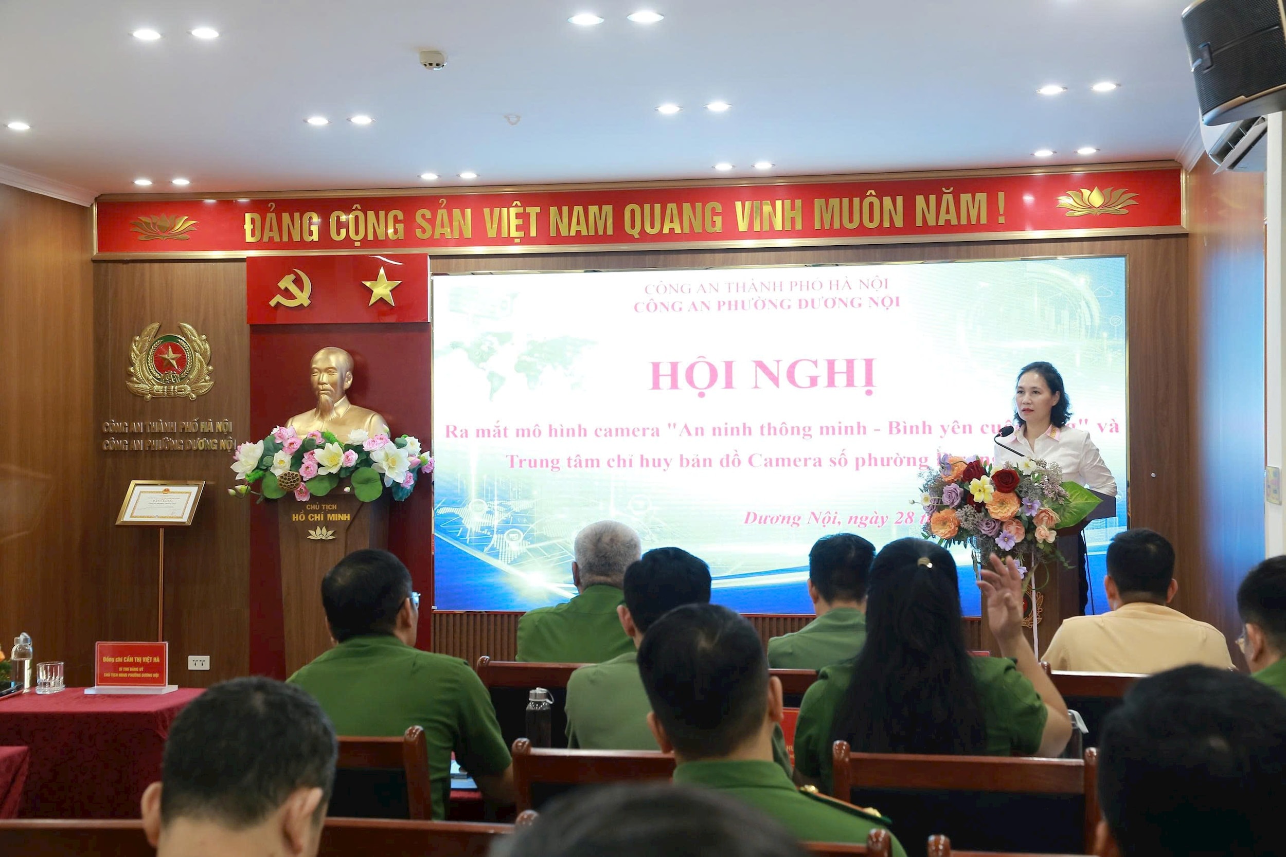 Đồng chí Cấn Thị Việt Hà - Bí thư Đảng ủy, Chủ tịch HĐND phường phát biểu tại Hội nghị. Ảnh Thùy DươngĐại diện Công an Thành phố, Lãnh đạo phường tham quan mô hình. Ảnh Thùy Dương