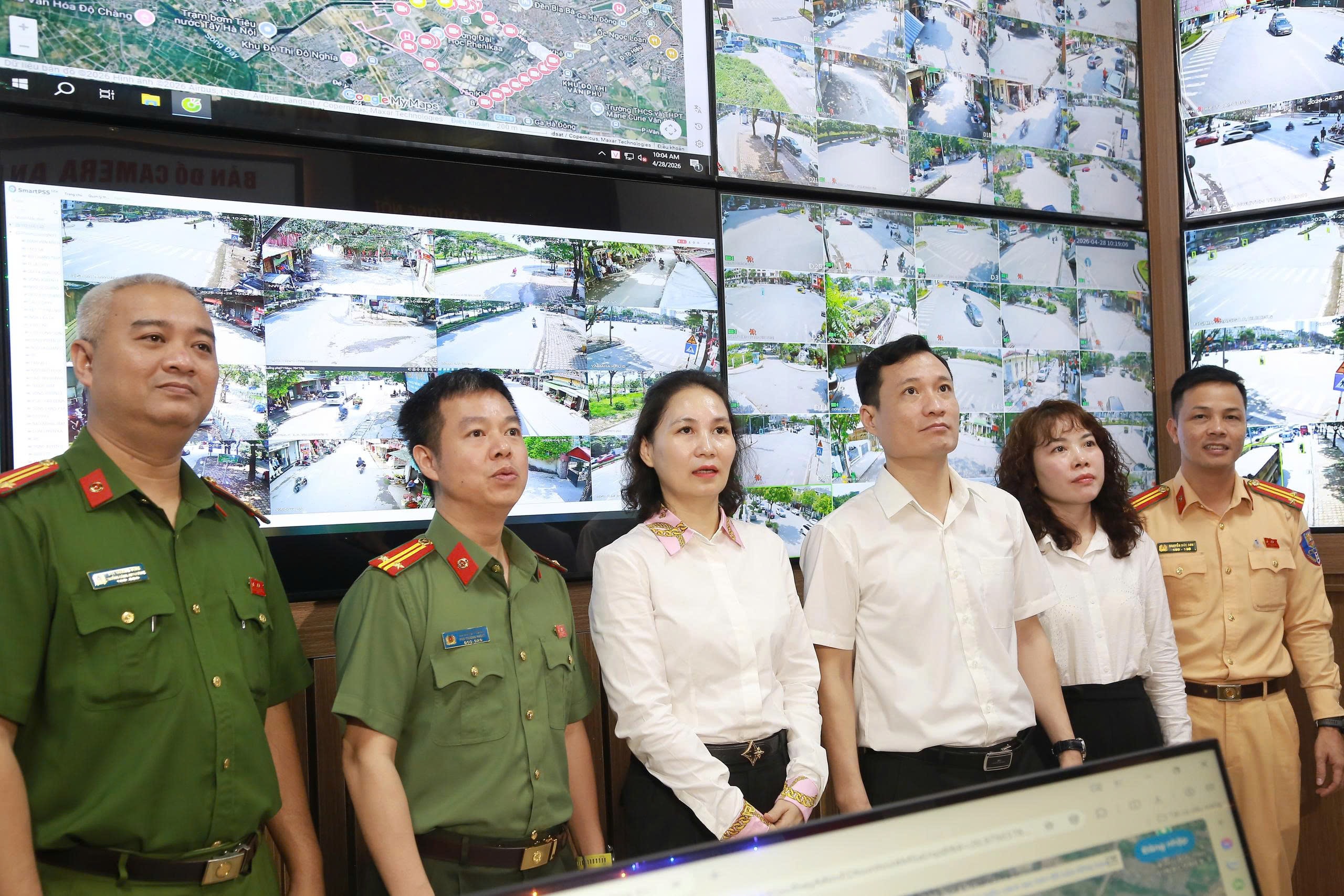 Đại diện Công an Thành phố, Lãnh đạo phường tham quan mô hình. Ảnh Thùy Dương