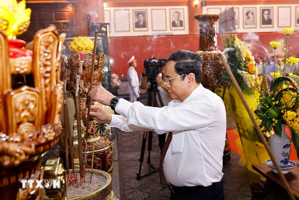ttxvn-chu-tich-quoc-hoi-tri-an-anh-hung-liet-si-va-nguoi-co-cong-tinh-an-giang-7.jpg