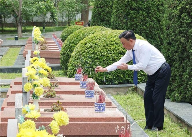 Thường trực Ban Bí thư dâng hương, tưởng niệm các anh hùng, liệt sĩ tại tỉnh Điện Biên- Ảnh 4. Thường trực Ban Bí thư dâng hương, tưởng niệm các anh hùng, liệt sĩ tại tỉnh Điện Biên- Ảnh 4.