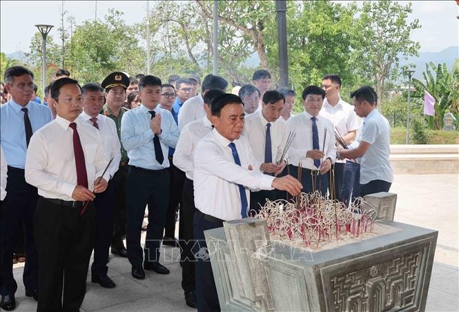 Thường trực Ban Bí thư dâng hương, tưởng niệm các anh hùng, liệt sĩ tại tỉnh Điện Biên- Ảnh 2. Thường trực Ban Bí thư dâng hương, tưởng niệm các anh hùng, liệt sĩ tại tỉnh Điện Biên- Ảnh 2.