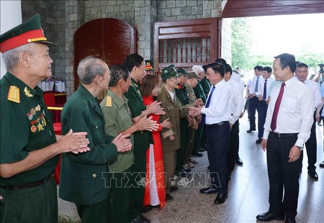 Thường trực Ban Bí thư dâng hương, tưởng niệm các anh hùng, liệt sĩ tại tỉnh Điện Biên- Ảnh 5. Thường trực Ban Bí thư dâng hương, tưởng niệm các anh hùng, liệt sĩ tại tỉnh Điện Biên- Ảnh 5.