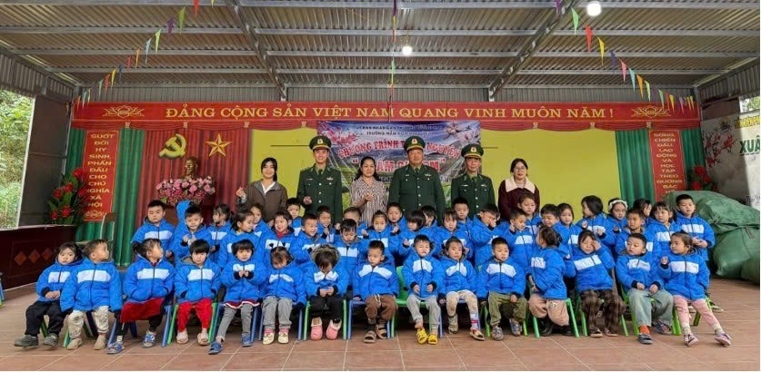 เจ้าหน้าที่รักษาชายแดนในเมืองเชียงเซินได้ช่วยเหลือโรงเรียนในการส่งเสื้อผ้ากันหนาวไปยังโรงเรียนอนุบาลตันซวนในตำบลซวนญา จังหวัดหลางเซิน