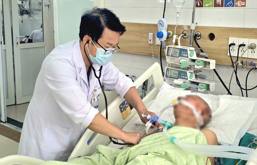 cham-soc-cho-benh-nhan-dieu-tri-tai-trung-tam-chong-doc-benh-vien-bach-mai-.-anh-nguyen-ha.jpg