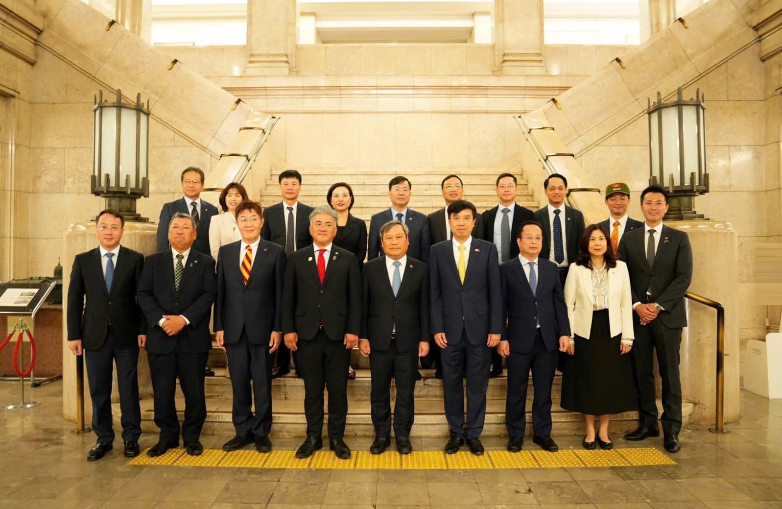 chu-tich-ubnd-thanh-pho-ha-noi-vu-dai-thang-va-chu-tich-hoi-dong-tinh-osaka-nhat-ban-katsunori-kinjo-cung-cac-dai-bieu-tai-buoi-lam-viec.-anh-pham-linh.jpg