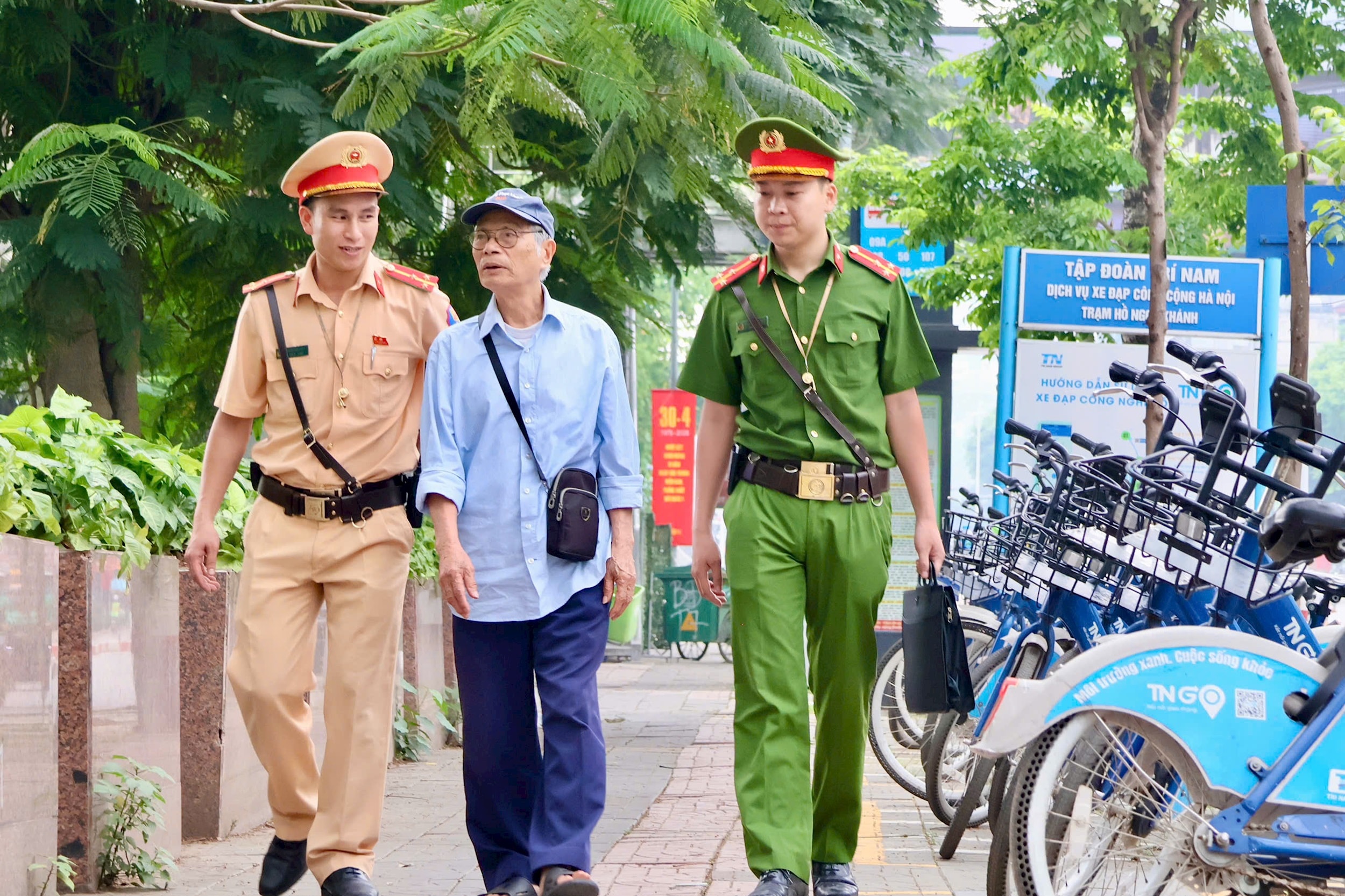 Cán bộ, chiến sĩ Cảnh sát giao thông Thủ đô tăng cường tuần tra lưu động, kiên quyết xử lý các trường hợp dừng đỗ sai quy định và lấn chiếm lòng đường nhằm đảm bảo kỷ cương đô thị trên các trục giao thông huyết mạch.