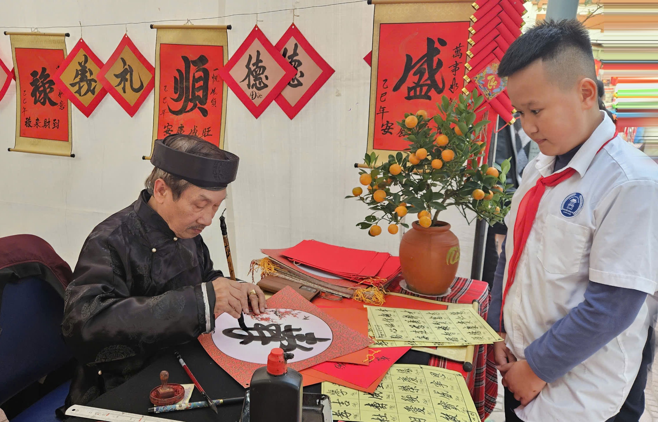 nha-giao-phan-cu-dai-viet-thu-phap-tang-hoc-sinh..jpg