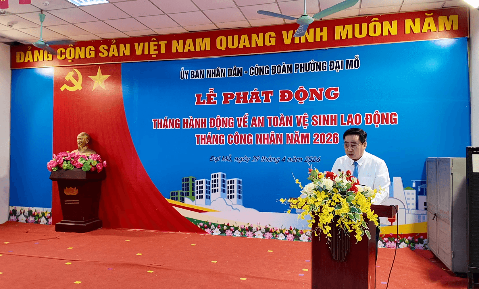 Phó Chủ tịch UBND phường Đại Mỗ Nguyễn Chí Dũng phát biểu phát động Tháng hành động về An toàn, vệ sinh lao động và Tháng Công nhân năm 2026.
