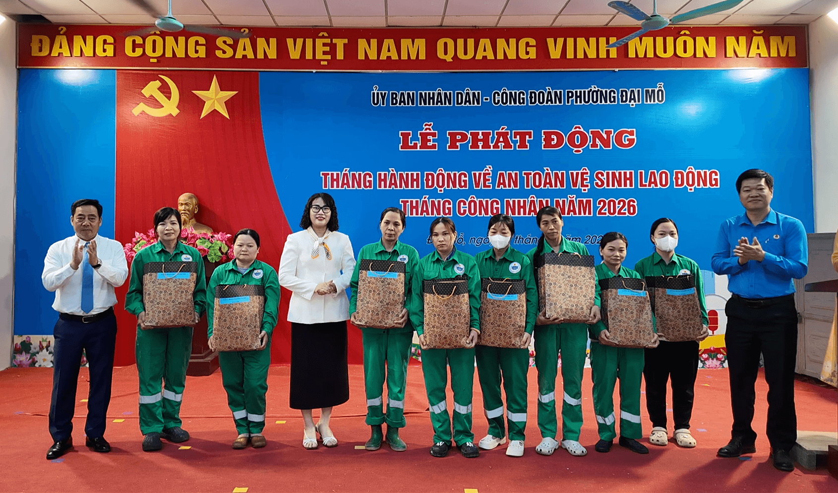Trao tặng quà cho công nhân, người lao động có hoàn cảnh khó khăn trên địa bàn phường Đại Mỗ.