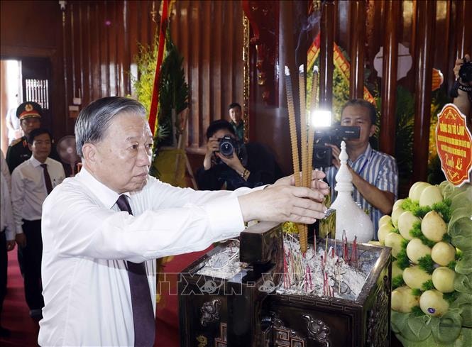 vna_potal_tong_bi_thu_chu_tich_nuoc_dang_huong_tai_khu_di_tich_quoc_gia_dac_biet_ben_pha_gianh_stand.jpg