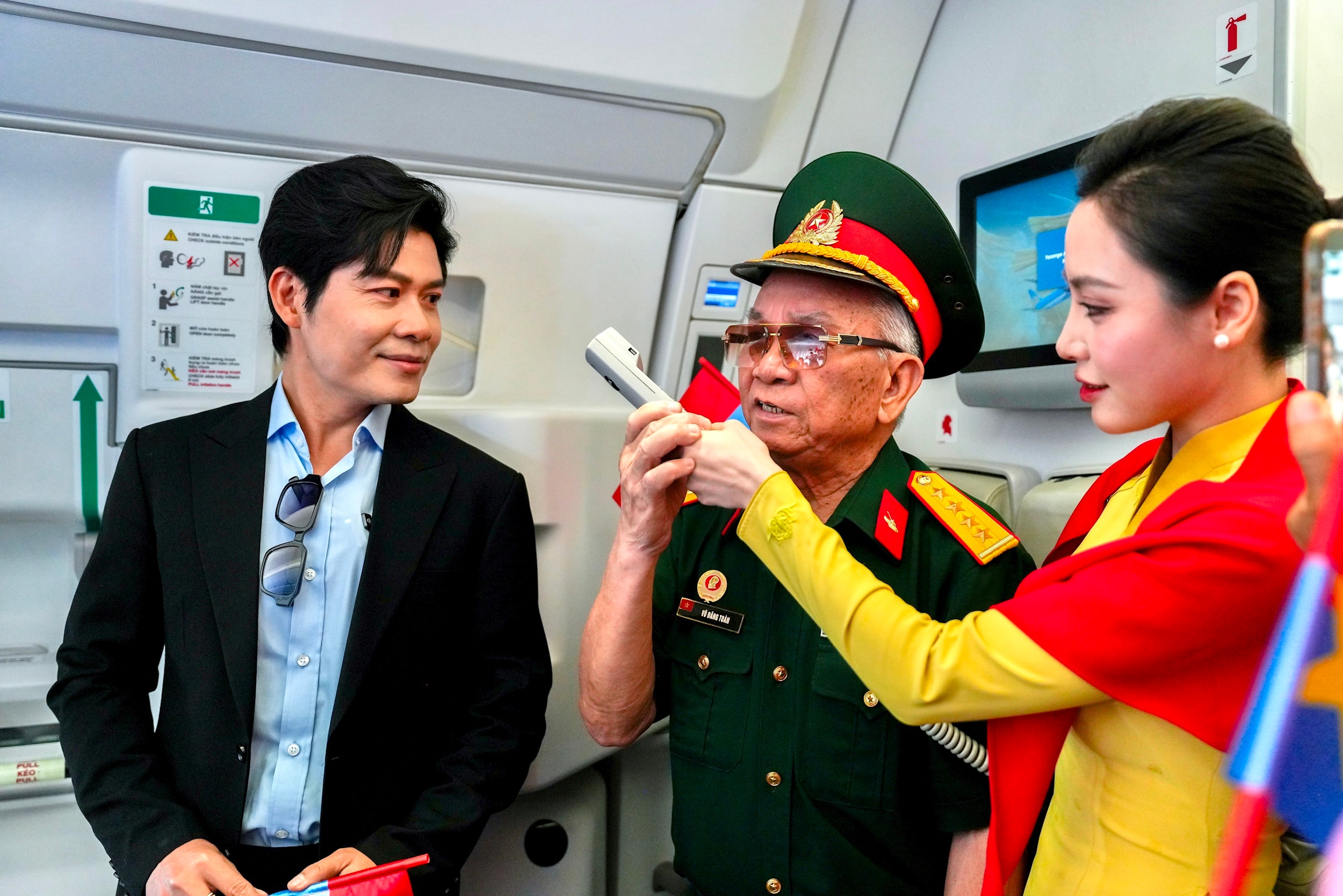 6.-dai-uy-cuu-chien-binh-vu-dang-toan-ke-lai-thoi-khac-chiec-xe-tang-390-do-ong-va-dong-doi-dieu-khien-huc-do-canh-cong-dinh-doc-lap-vao-trua-ngay-30_4_1975.jpeg