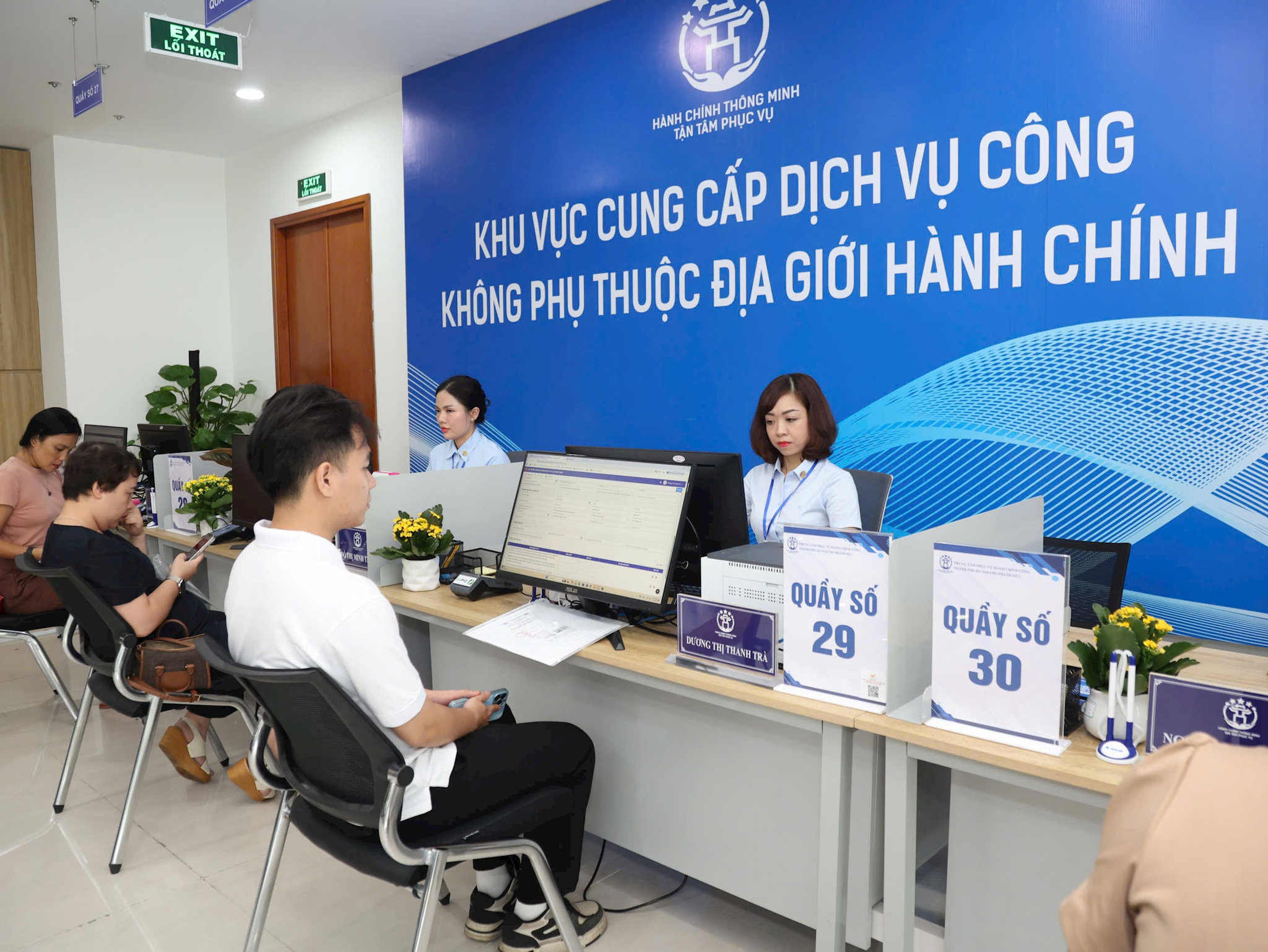 Người dân làm thủ tục hành chính tại Trung tâm Dịch vụ hành chính công số 01, thành phố Hà Nội. Ảnh: Thanh Hải