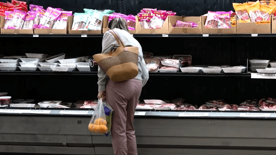 Kỷ lục 55% số người Mỹ được khảo sát cho biết tình hình tài chính của họ đang xấu đi. Ảnh: The Hill