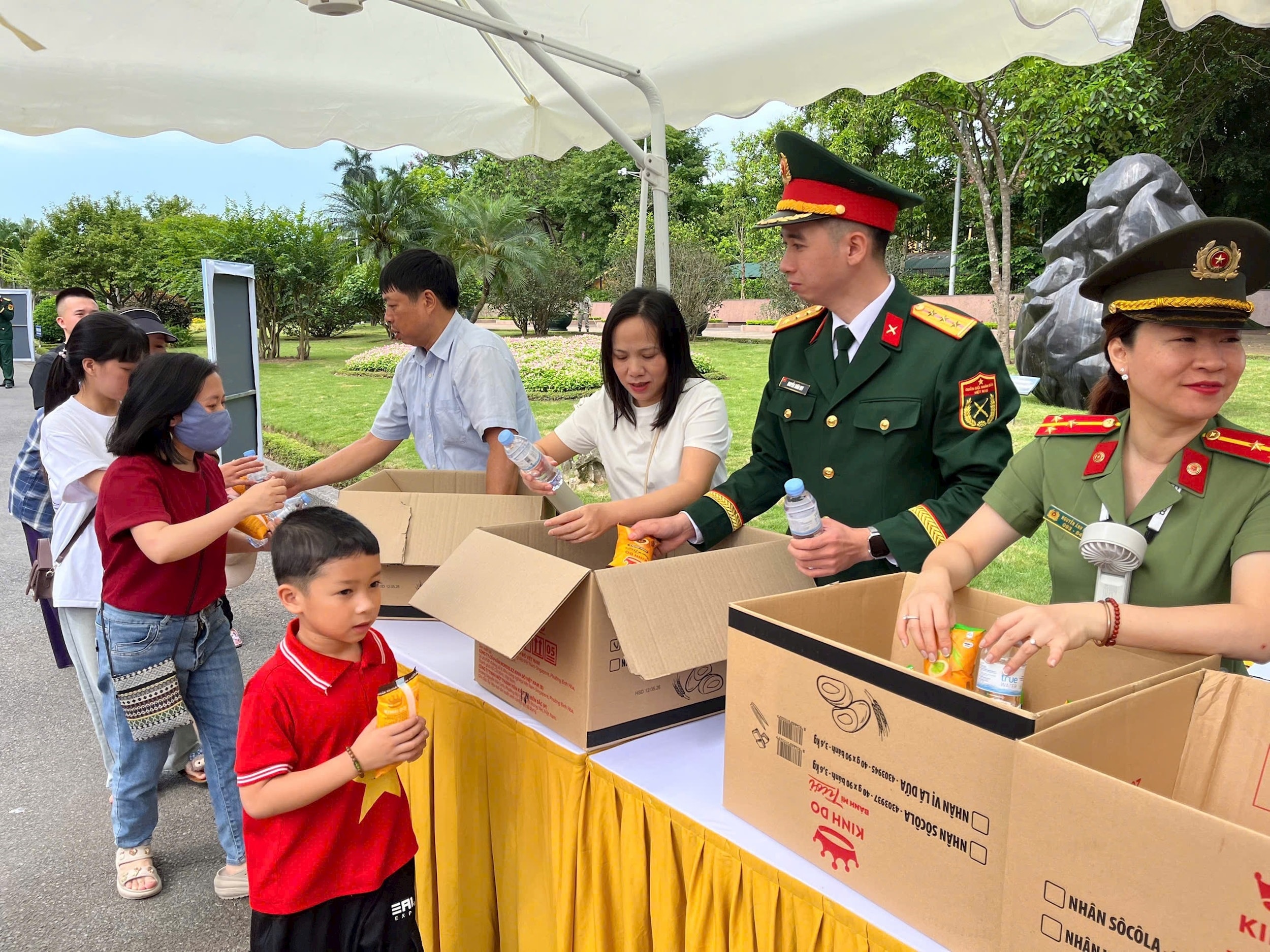 [Podcast] Tin tức ngày 30-4: Phát 45.000 suất quà phục vụ người dân vào Lăng viếng Bác