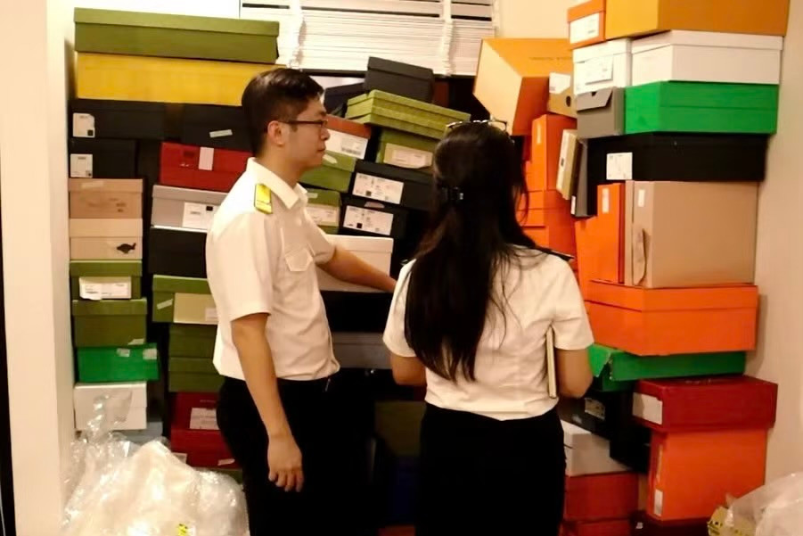 Hường bán nhiều hàng hóa như phụ kiện, túi xách, đồng hồ, kim cương… của nhiều thương hiệu nổi tiếng thế giới. Ảnh: Cơ quan công an cung cấp