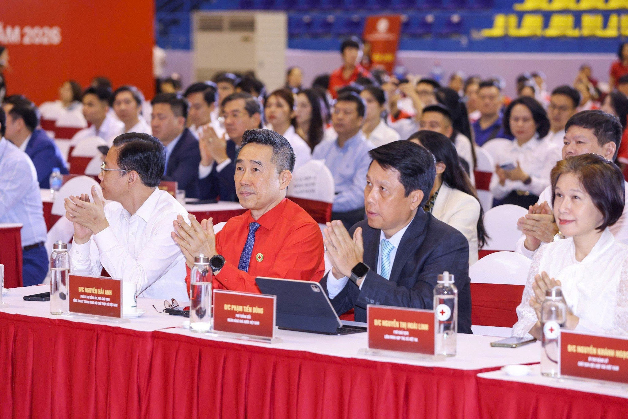 ong-hai-anh-cung-cac-dai-bieu.jpg