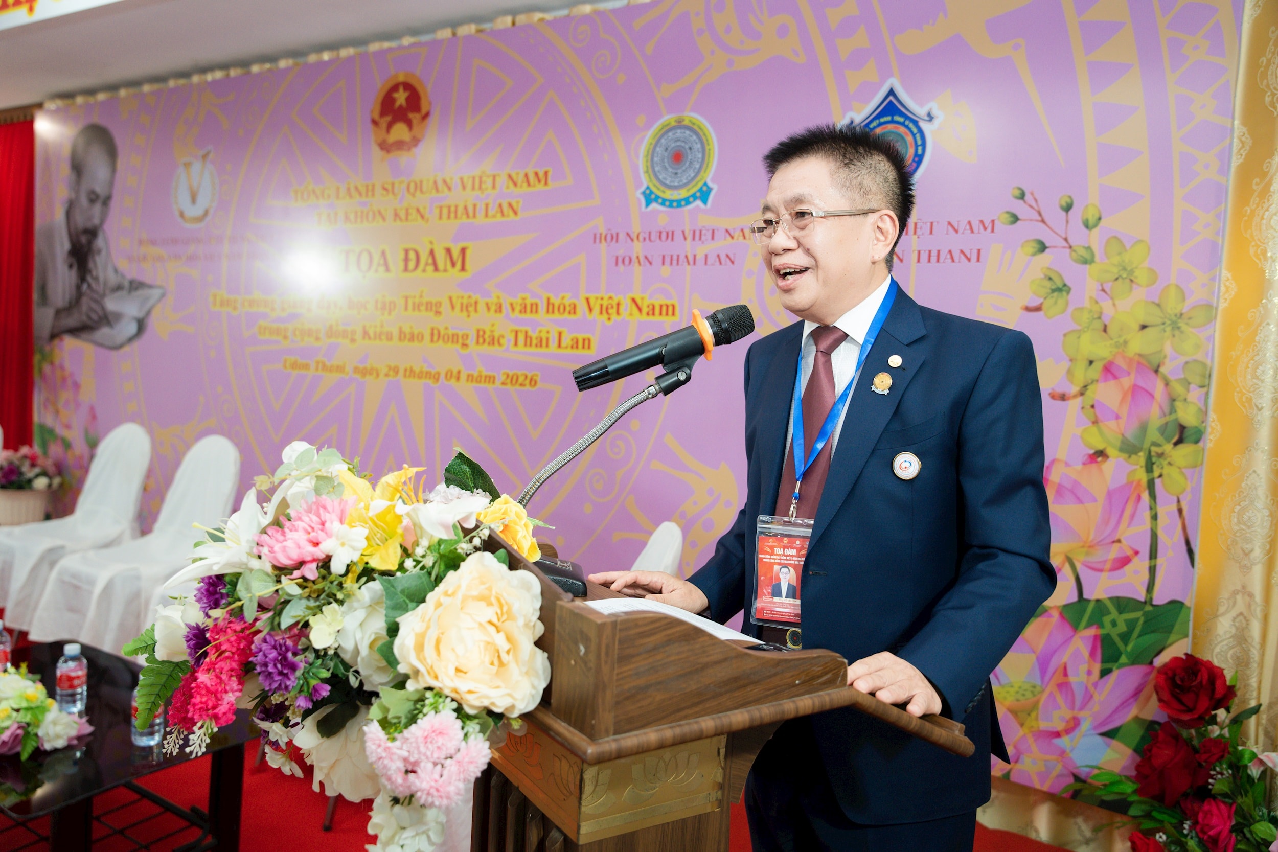 ong-ho-van-lam-chu-tich-tong-hoi-nguoi-viet-nam-toan-thai-lan.jpg