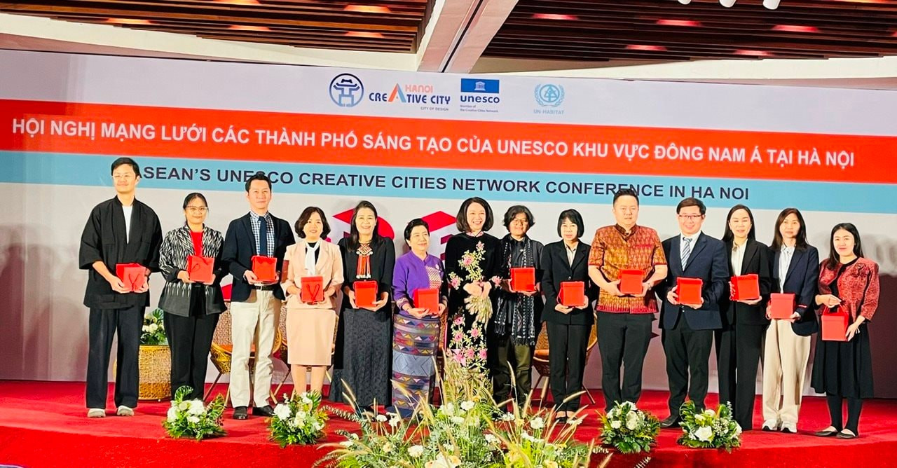 Phó Chủ tịch UBND thành phố Hà Nội Vũ Thu Hà trao tặng quà cho đại biểu đại diện cho các Thành phố sáng tạo của UNESCO tại Đông Nam Á