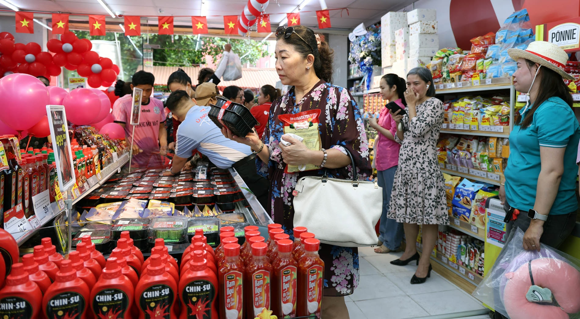 Người tiêu dùng mua thực phẩm tại hệ thống siêu thị Win Mart. Ảnh: Hoài Na