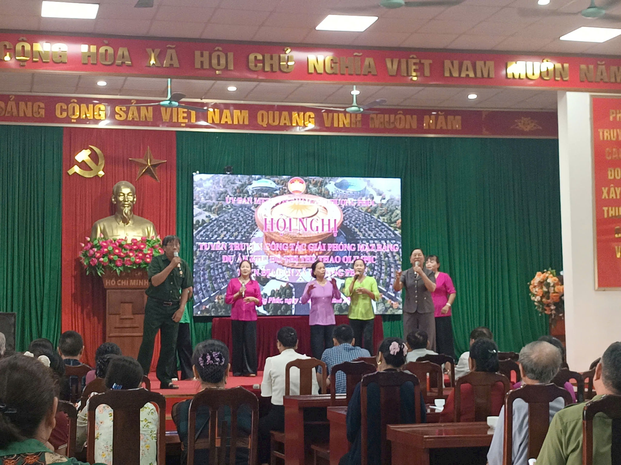 Người cao tuổi biểu diễn ca cảnh chèo “Xây mới con đường” tuyên truyền về công tác giải phóng mặt bằng thực hiện Dự án Khu đô thị thể thao Olympic.