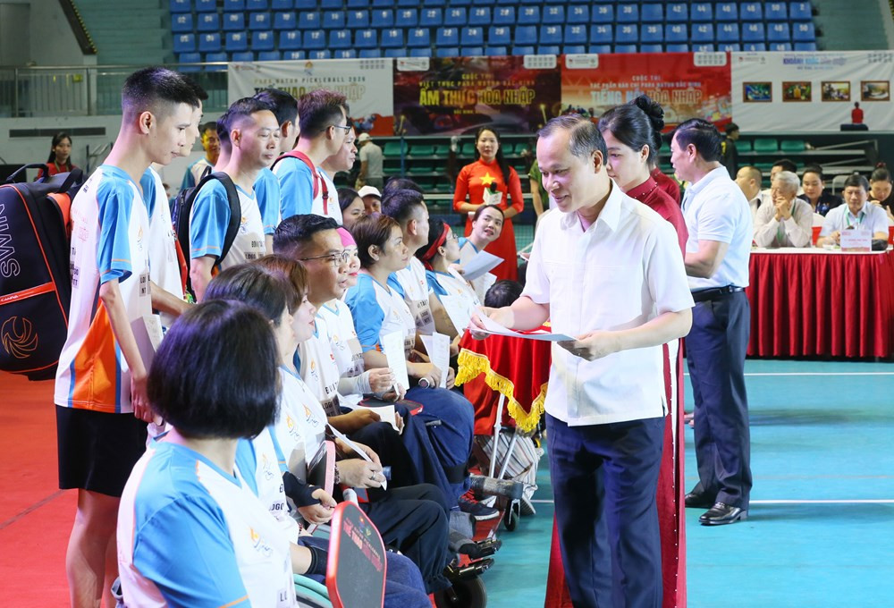 2-btc-trao-chung-nhan-cho-vdv-nhan-giai.jpg