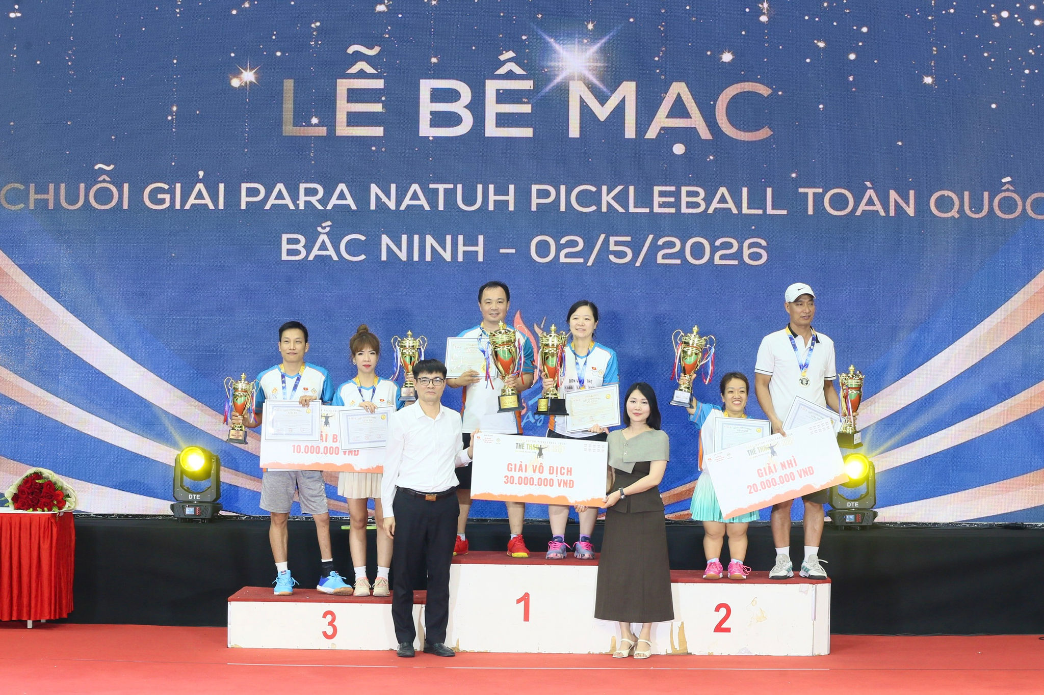 2-hoang-van-duoc-nhan-cup.jpg