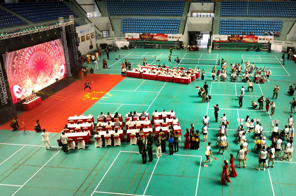2-toan-canh-le-khai-mac.jpg